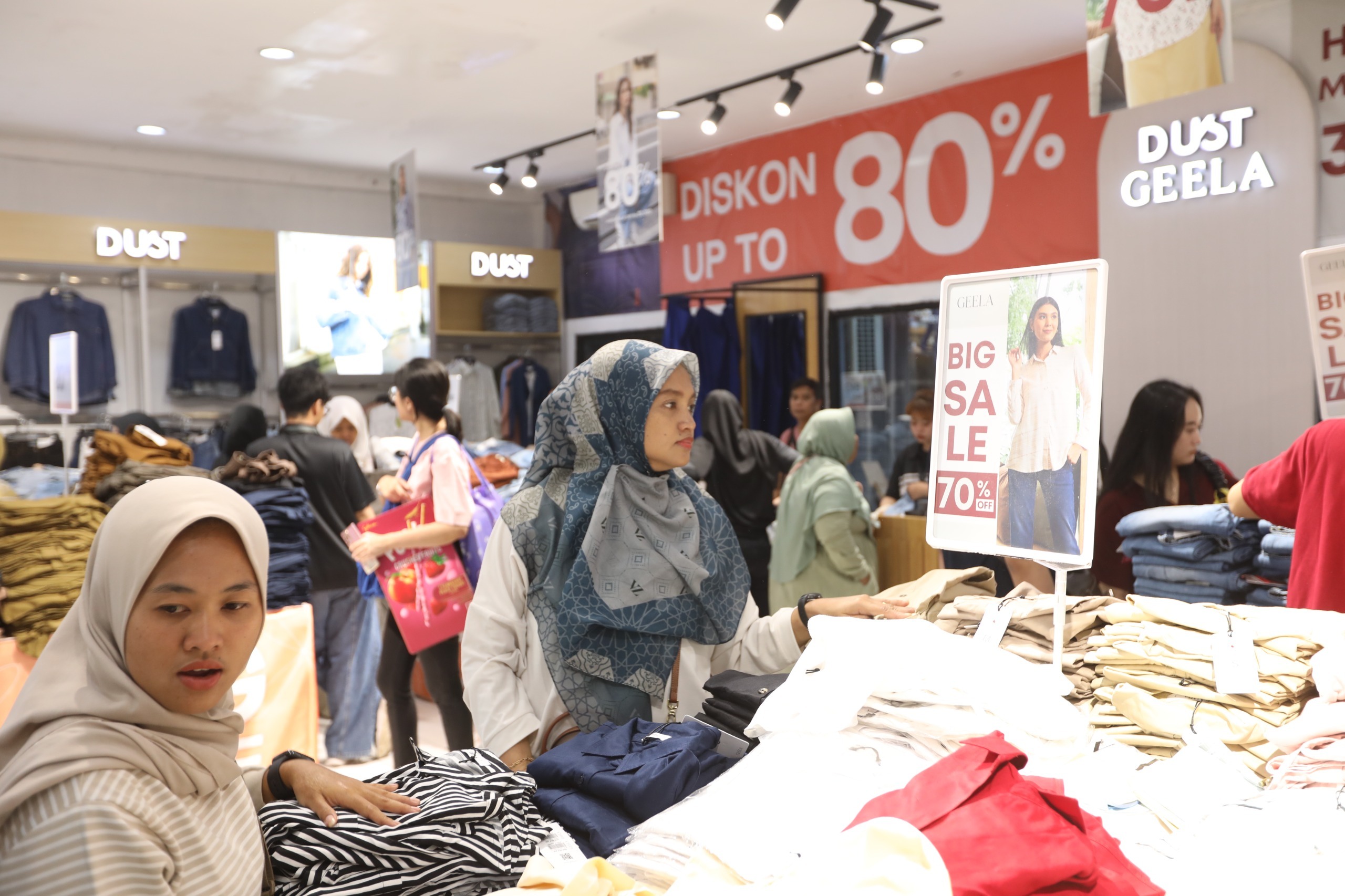 Murah Banget, Promo Baju Perempuan di Jakarta Fair 2025